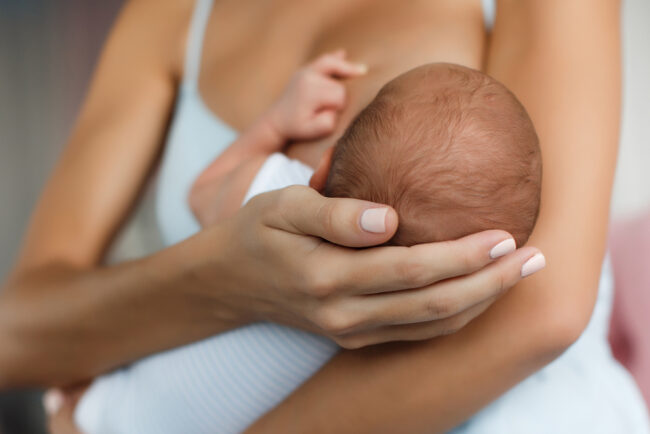 Nâng ngực có cho con bú được không, có ảnh hưởng đến sữa mẹ không?