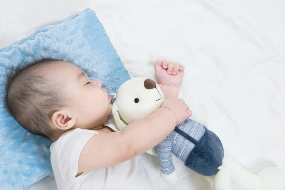 Trẻ sơ sinh 1 tháng tuổi nằm quạt có nghe tiếng ồn trắng được không?