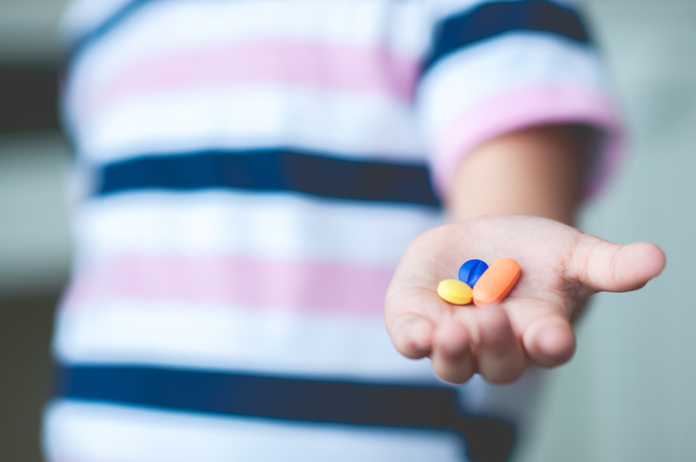 Vì sao trẻ uống thuốc hạ sốt mà không hạ? Có thể do uống thuốc không đúng liều, sai thuốc, thuốc hết hạn?
