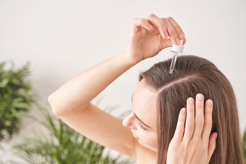 Massage tóc với dầu dừa để dưỡng tóc
