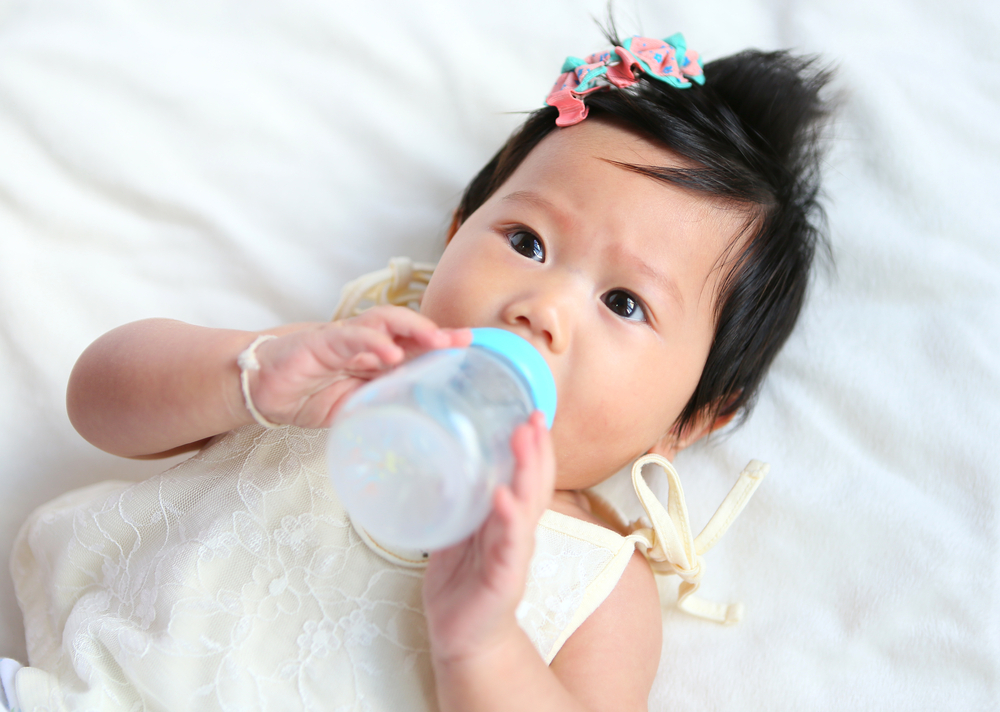 Nên cho trẻ uống sữa công thức đến mấy tuổi?