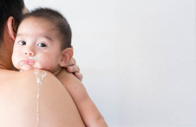 Dấu hiệu trẻ không hợp sữa công thức mẹ cần chú ý