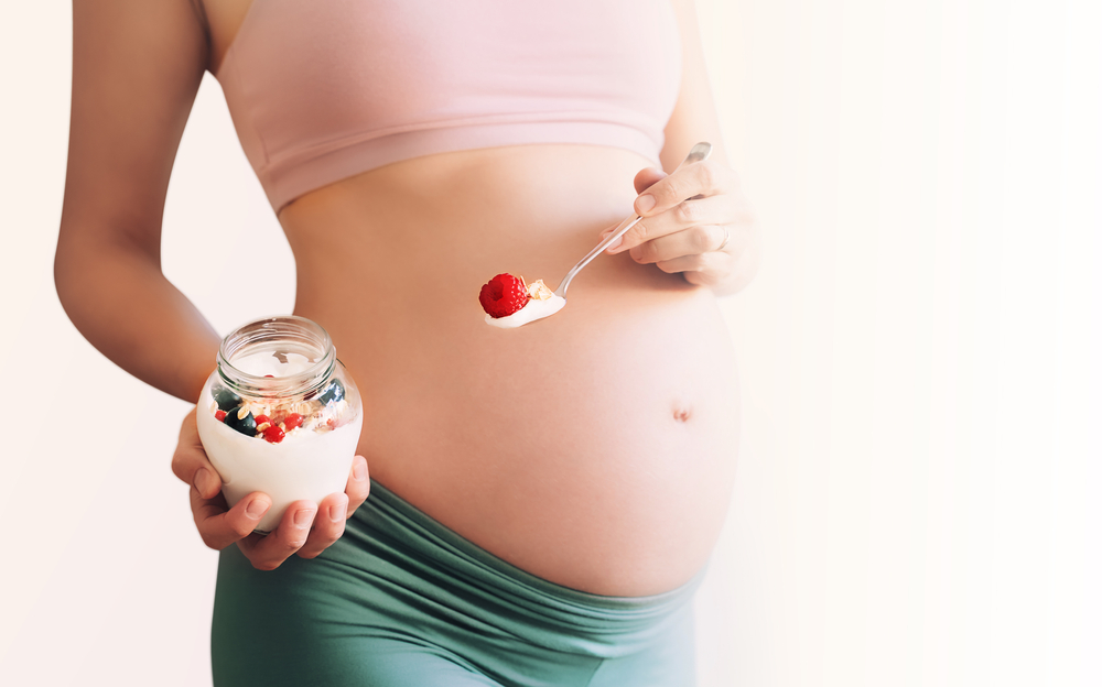 Thực đơn ngày 7 cho bà bầu bị tiểu đường thai kỳ: Yến mạch trộn sữa chua và các loại hạt