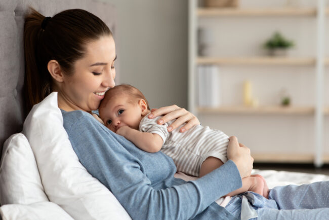 Trẻ sơ sinh nằm sấp trên người mẹ ngủ có sao không?