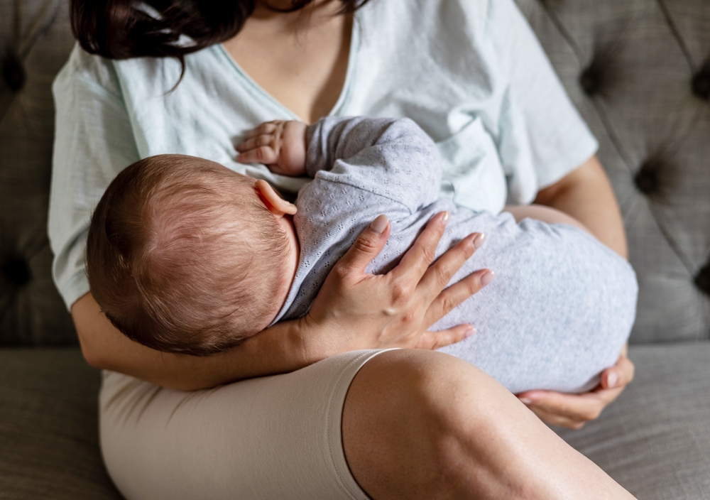 Tư thế cho con bú sai có thể gây nên cơn đau lưng cho các mẹ.