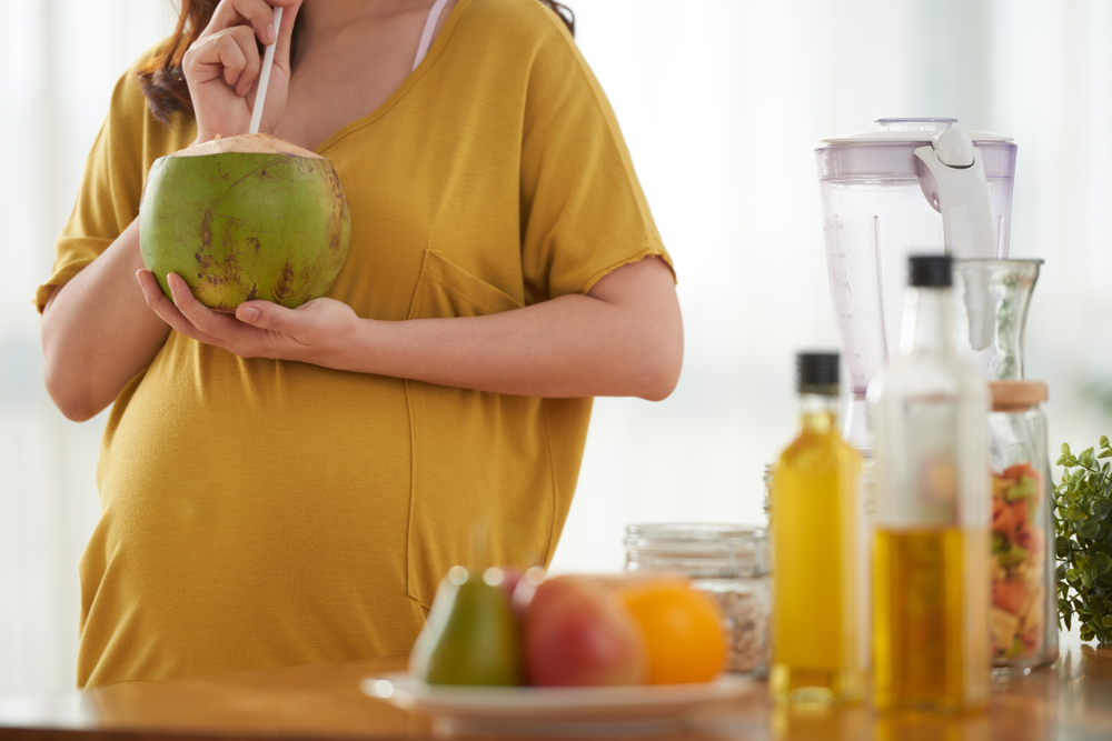 Bầu 15 tuần uống nước dừa được không