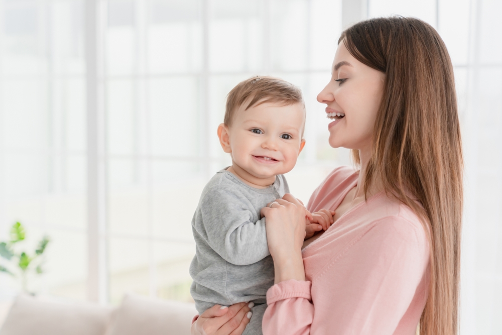 Bé 3 tháng tuổi biết làm gì