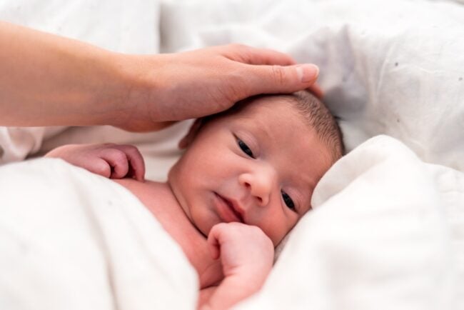 Thóp trẻ sơ sinh bị lõm có nguy hiểm không? Dấu hiệu cần lưu ý