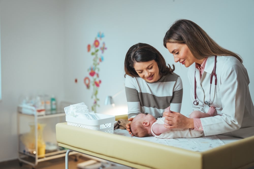chẩn đoán thóp trẻ sơ sinh bị lõm