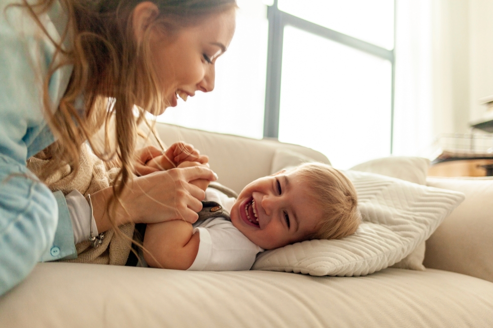 trẻ 2 tuổi hay cáu gắt, ăn vạ