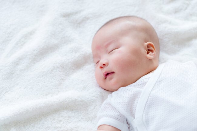 Trẻ 3 tháng ngủ bao nhiêu tiếng giúp bé phát triển toàn diện?