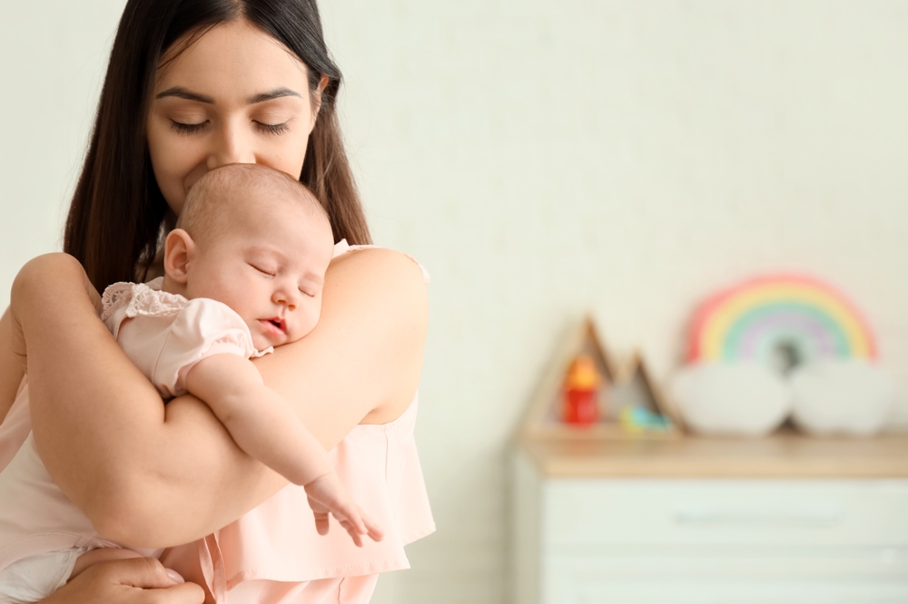 Vì sao trẻ 3 tháng tuổi ngủ hay lắc đầu