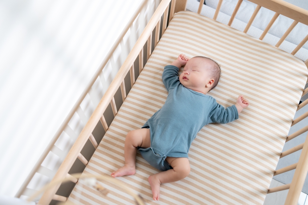 Vì sao trẻ 3 tháng tuổi ngủ hay lắc đầu? Dấu hiệu và giải pháp hiệu quả