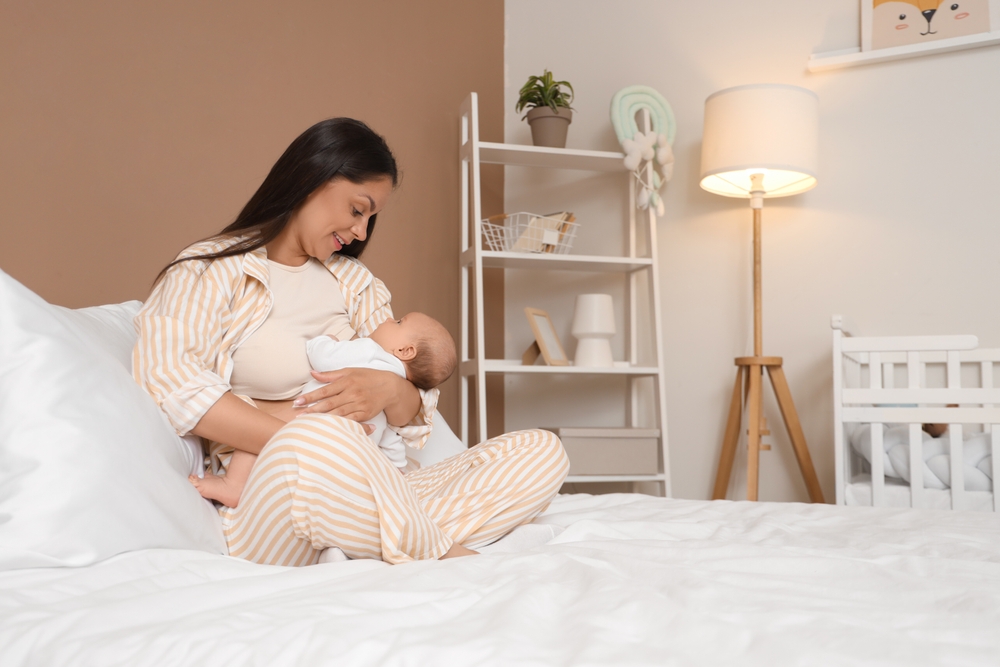 cách giảm mỡ bụng sau sinh: Nuôi con bằng sữa mẹ