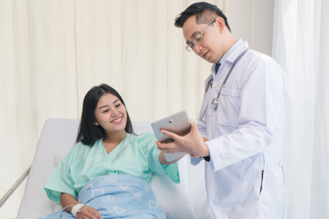 Hướng dẫn cách ngồi dậy sau sinh mổ an toàn, tránh đau nhức