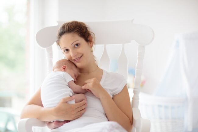 Hướng dẫn chăm sóc mẹ và bé trong tuần đầu tiên khi sinh