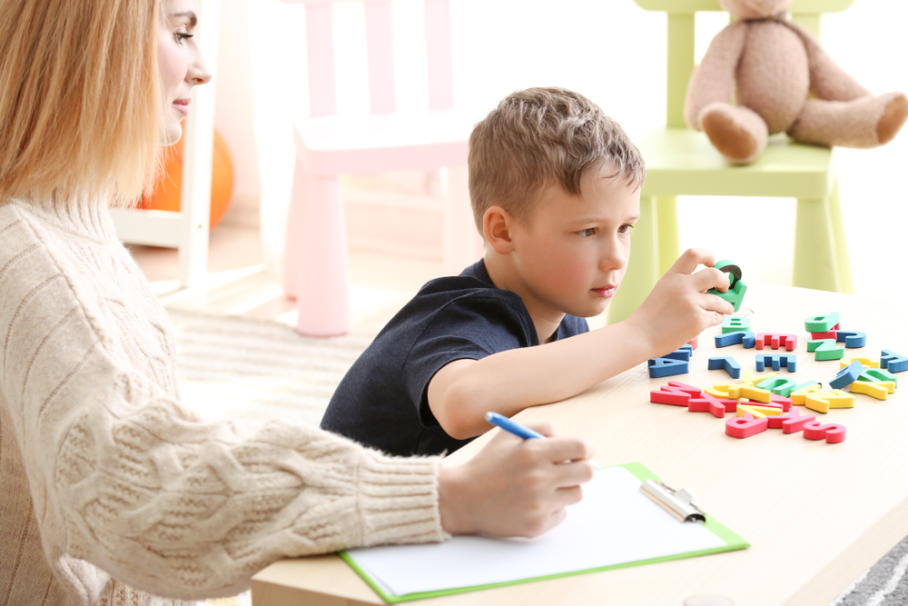giáo viên dạy trẻ tự kỷ