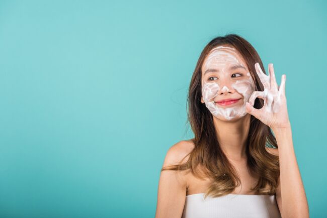 Sữa rửa mặt dành cho da nhạy cảm: Top 8 sản phẩm phổ biến