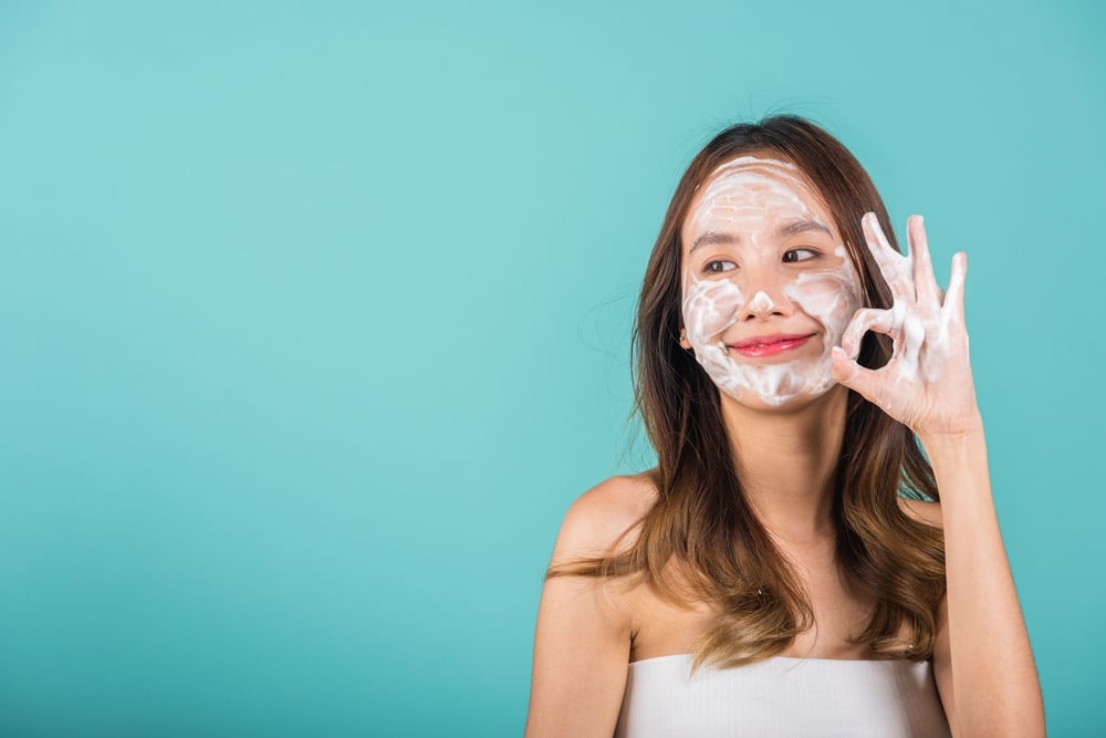 Sữa rửa mặt dành cho da nhạy cảm: Top 8 sản phẩm phổ biến