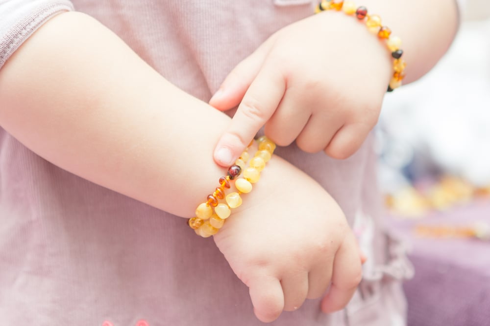 Có nên đeo vòng hổ phách cho bé khi mọc răng không?
