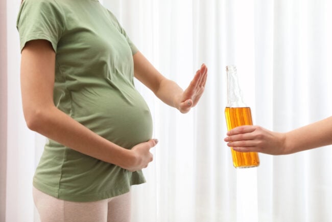 Chuyên gia sản khoa giải đáp: Bà bầu uống bia được không?