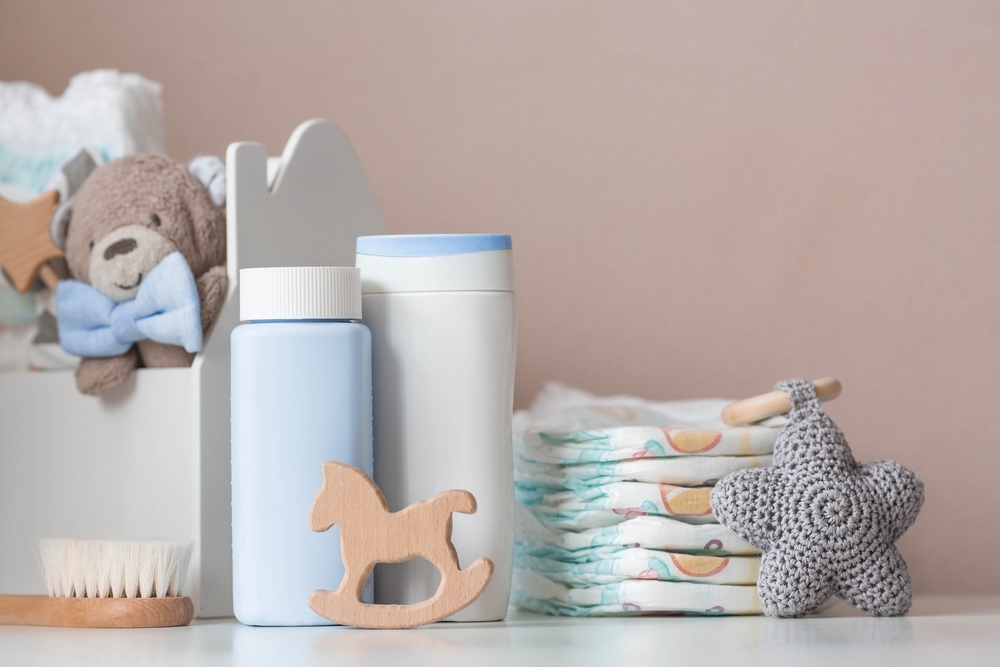 trẻ sơ sinh nên dùng tã dán hay miếng lót