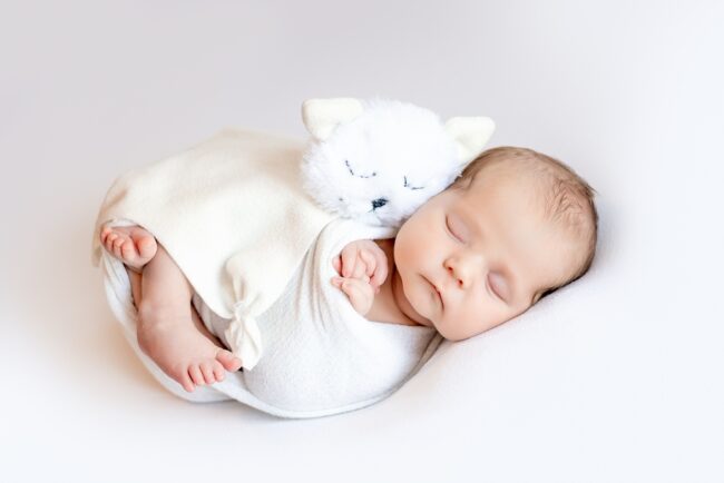 Giải đáp thắc mắc: Trẻ sơ sinh nên dùng miếng lót hay tã dán?