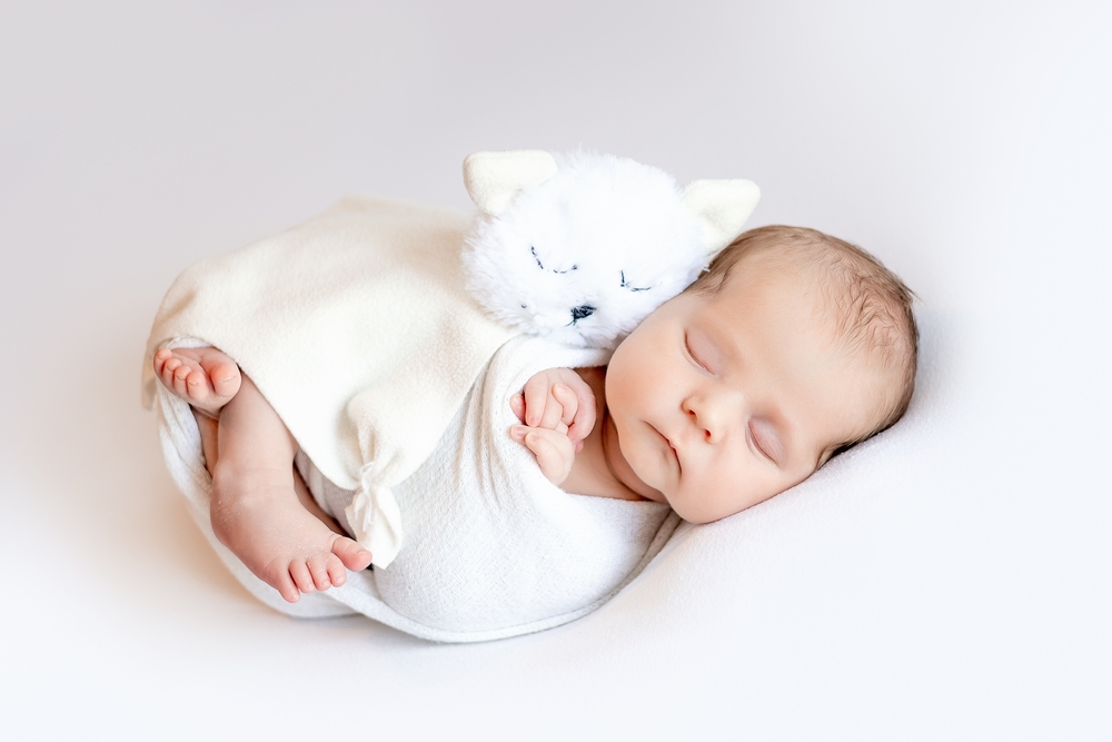 Giải đáp thắc mắc: Trẻ sơ sinh nên dùng miếng lót hay tã dán?