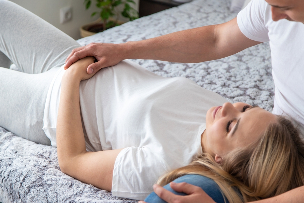 Quan hệ trong 3 tháng đầu thai kỳ có sao không?