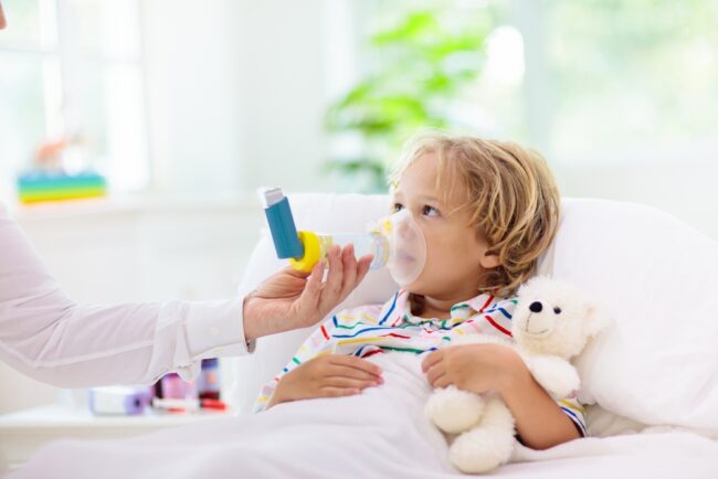Bé bị viêm phế quản mãi không khỏi: 5 sai lầm cần tránh khi chăm sóc trẻ
