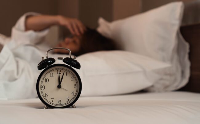 Ngủ hay bị tỉnh giấc giữa đêm: Nguyên nhân và giải pháp lấy lại giấc ngủ trọn vẹn